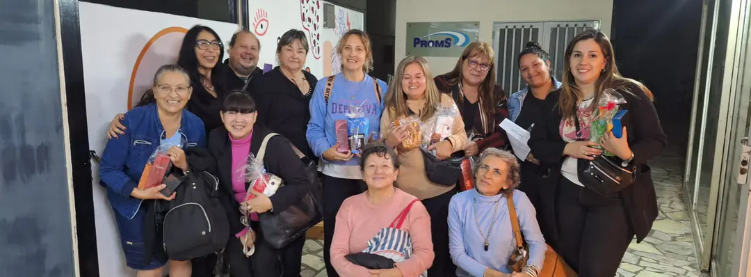Consultoras del equipo de Gabi en la oficina de San Nicolás, con productos de Natura y Avon