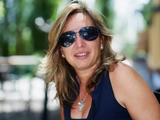 Karina F. · Consultora Zafiro, profe y mamá