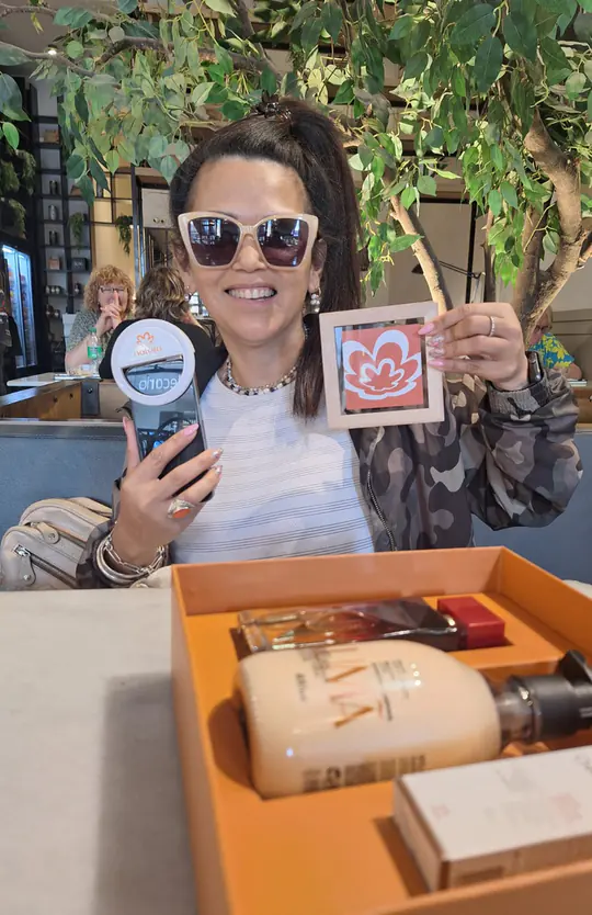 Una consultora feliz con la caja de productos que ganó como premio de Natura
